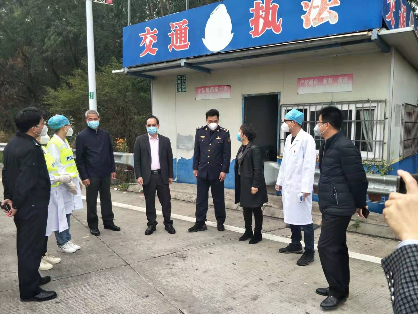 罗局长到我院抗疫志愿服务现场检查指导工作.jpg