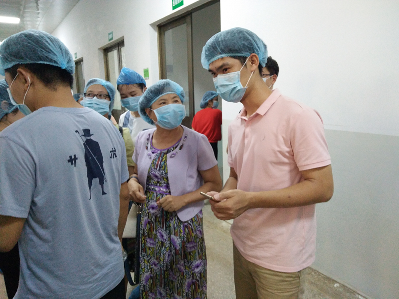 图2 调研团队参观俊邦药业生产车间.png
